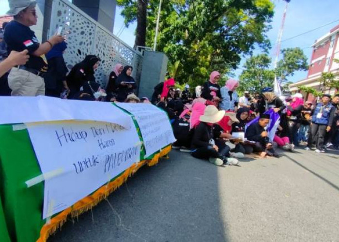 Ratusan Warga Bawa Keranda Mayat dan Baca Yasin di Kantor Gubernur Sumsel, Ada Apa Ya?