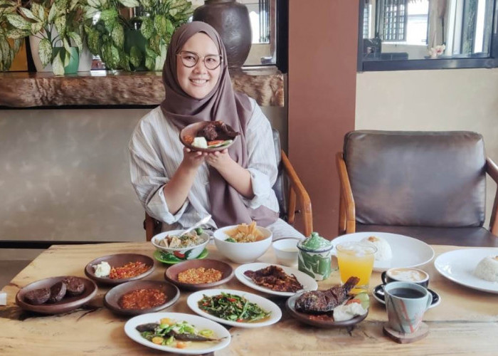 Pantas Enak, Begini Pengolahan Ayam Asap di Dapoer Bella Palembang
