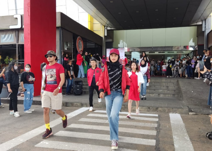 Gelar PTC Fashion Walk, Warga Palembang Ramai Kunjungi Mal Ini