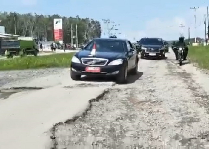 Kacau! Mobil Presiden Jokowi Nyangkut saat Tinjau Jalan Rusak di Provinsi Lampung