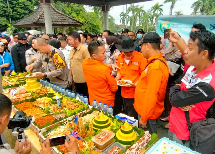 Gubernur Sumsel Herman Deru Bersama Ribuan Buruh pada Aksi Damai Peringatan Hari Buruh di Depan Kantor DPRD Sumsel, Senin 1 Mei 2023