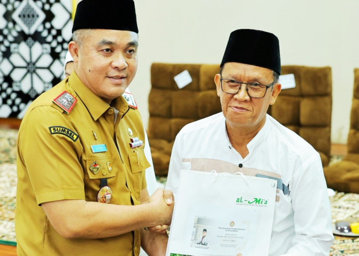 Sekda Palembang Pimpin Pelepasan Jemaah Haji PGRI, Doakan Jadi Haji Mabrur