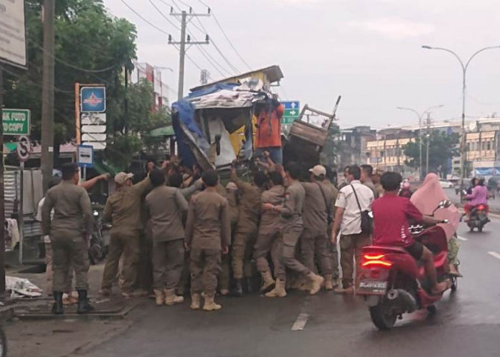 LAPOR PAK! Pol PP Angkut Lapak PKL Lemabang