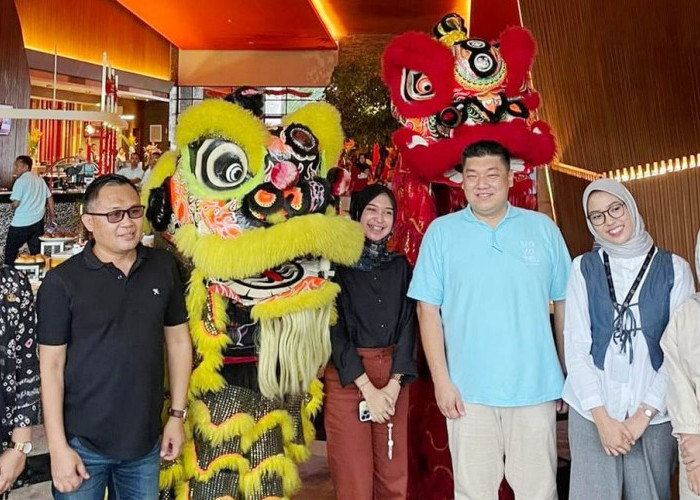 Tampil Beda, Novotel Palembang Hadirkan Barongsai Sapa Tamu Hotel di HUT ke-20