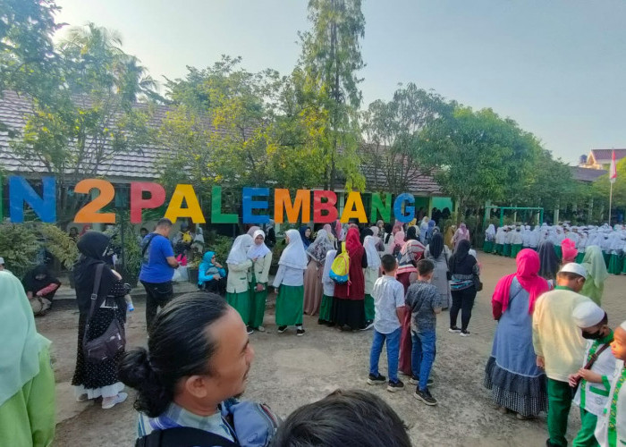 Akrab Penuh Kekeluargaan Warnai Pembagian Rapor MIN 2 Palembang