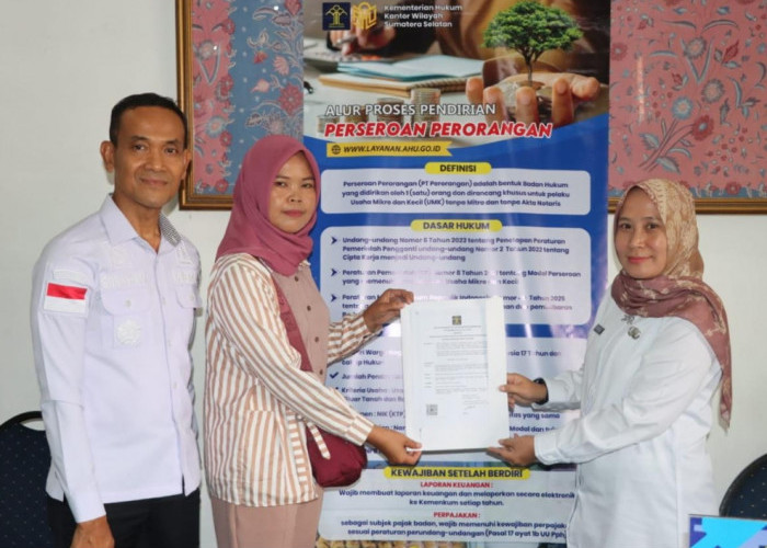 Kemenkum Sumsel Serahkan Langsung 18 SK Pendirian Perseroan Perorangan ke Pelaku UMKM Muara Enim