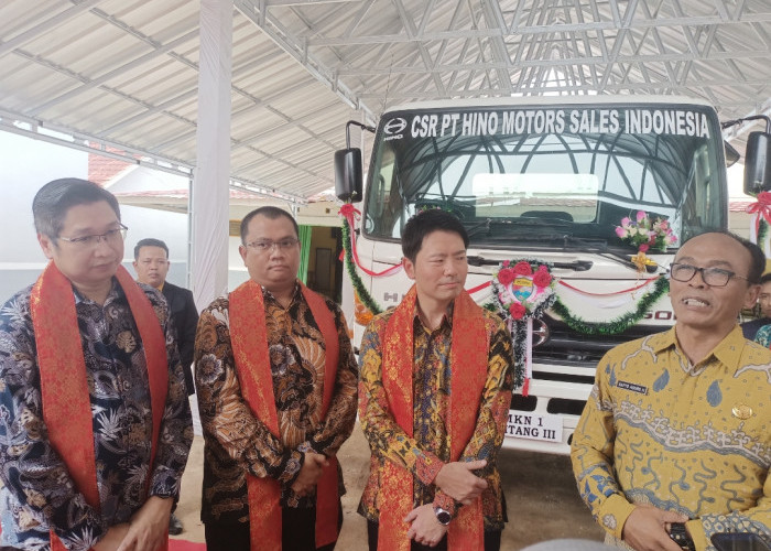 Hino Serahkan CSR Truk Hino500 Series untuk Mendukung Pendidikan Vokasi di SMKN 1 Belitang III OKU Timur