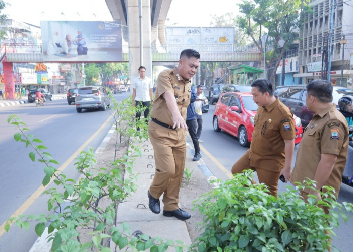 Sambut HUT ke-1343, Sekda Aprizal Tinjau Pengecatan Trotoar dan Ajak Pelaku Usaha Percantik Palembang
