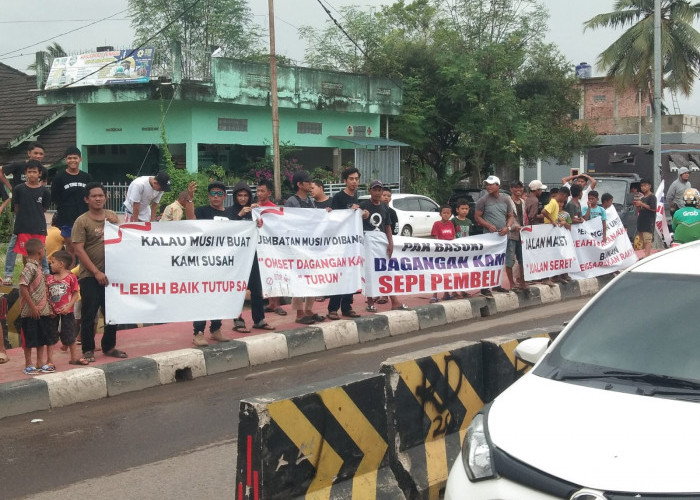 Warga Palembang yang bermukim di Kelurahan 14 Ulu  melakukan demonstrasi memprotes keberadaan Jembatan Musi IV Palembang