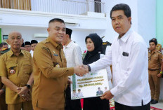 Penandatanganan Pakta Integritas RT - RW, Sekda Aprizal Hasyim Pesankan Pelayanan Harus Baik Serta Profesional