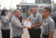 Kakanwil Kemenkum Sumsel Maju Amintas Siburian Beri Penghargaan kepada 3 Pegawai Teladan, Ini Daftar Namanya 