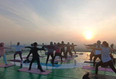 Sunrise Hatha Yoga di Ketinggian Lantai 18 ARYADUTA Palembang, Bius Peserta Yoga