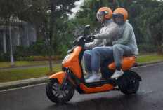 Astra Motor Sumsel Bagikan 7 Tips Safety Riding Cara Aman Naik Motor Listrik Saat Musim Hujan