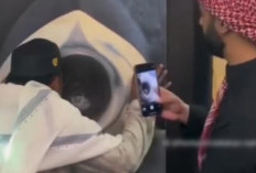 Viral Video Jasa Foto Cium Replika Hajar Aswad, Tarif 100 Riyal Digemari Orang Indonesia