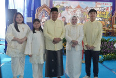 Cik Ujang Serahkan 6 Ekor Sapi Kurban dan Bantuan Sajadah untuk Masjid Agung Palembang saat Idul Adha 1447 H