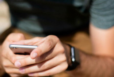 Ungkap Karakter Asli Seseorang Lewat Caranya Pegang HP