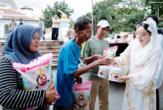 Berbagi ke Sesama, Ibu Nandriani Bagikan 10 Ton Beras ke Warga Palembang