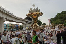 Tugu Cempako Telok Jadi Latar Foto Selfie Warga Palembang Usai Salat Id di Masjid Agung