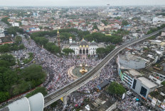 Salat Ied di Masjid Sultan Mahmud Badaruddin Jayo Wikramo, Gubernur Herman Deru Tekankan Nilai Kebersamaan