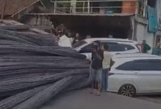 Tak Kuat Menanjak, Truk Muatan Besi Terguling, Jalintim Palembang–Jambi Macet Parah