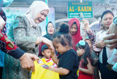 Ibu-ibu di Karya Baru Sumringah, Ketua TP PKK Sumsel Feby Deru Bagikan Makanan Tambahan Bergizi di Posyandu