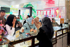 Pascalebaran, Nasabah Antre Beli Emas di Galeri 24 Pegadaian 