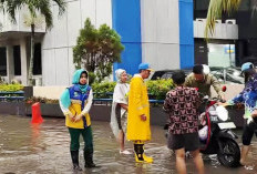 Pantau Banjir Palembang, Spontan Walikota Ratu Dewa Bantu Motor Mogok di A Rivai