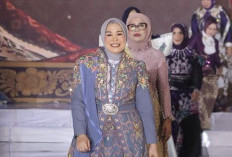 Tampil Memukau, Ketua PKK Palembang Peragakan Songket Khas Sriwijaya di Fashion Show Wastra Sumsel 